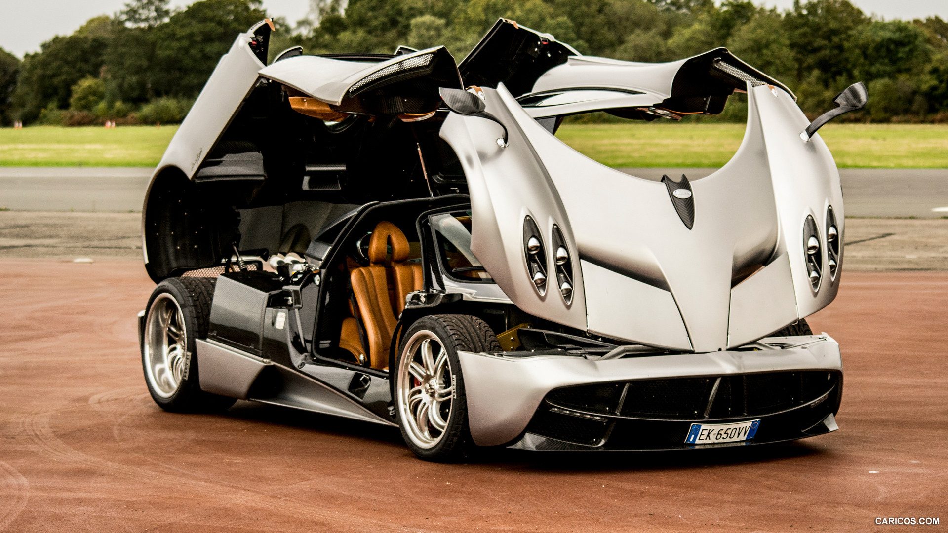 Pagani Huayra silver with doors up